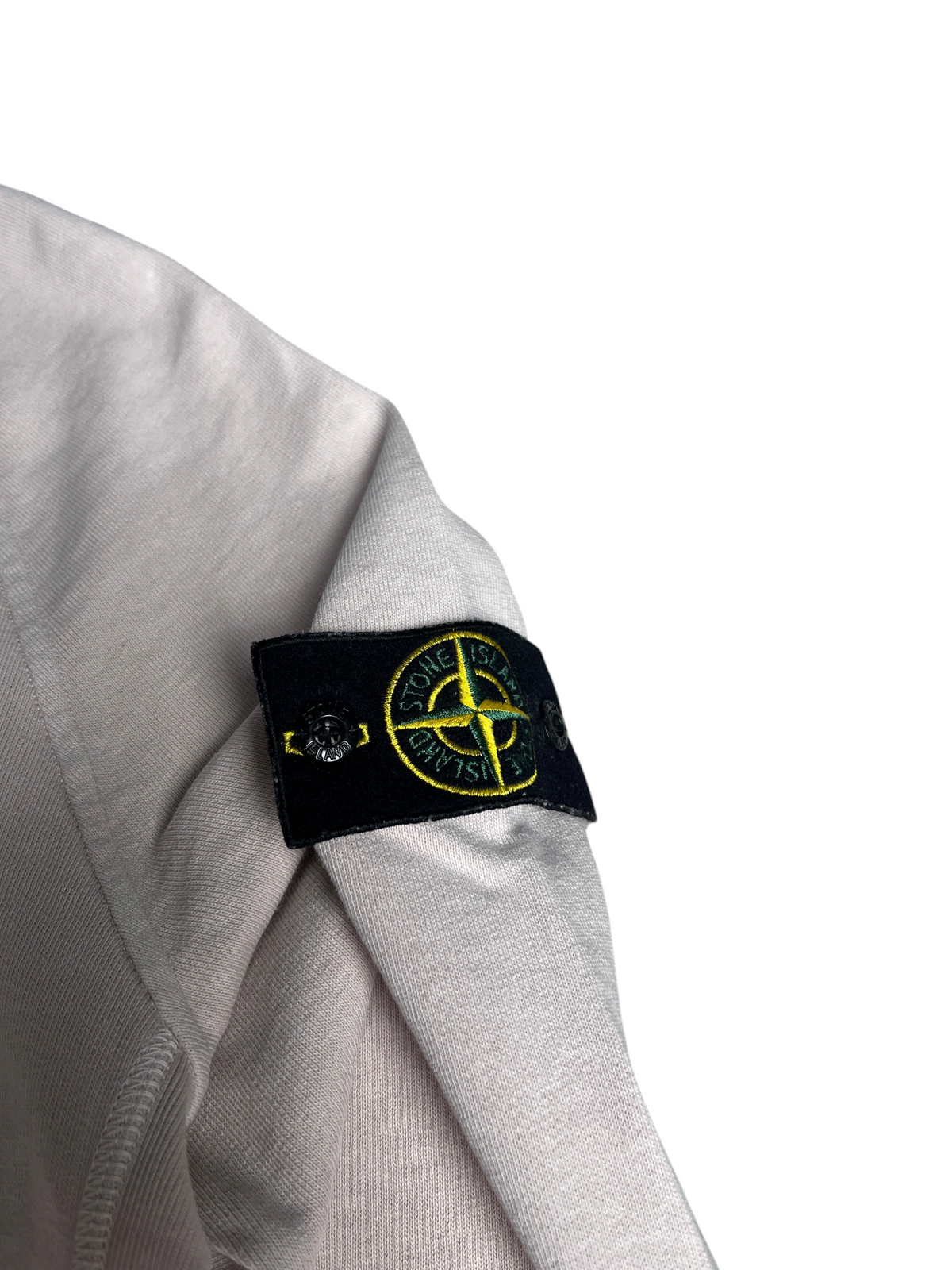 Sweat Stone Island beige vintage avec badge logo emblématique sur la manche, proposé par vinqo.store