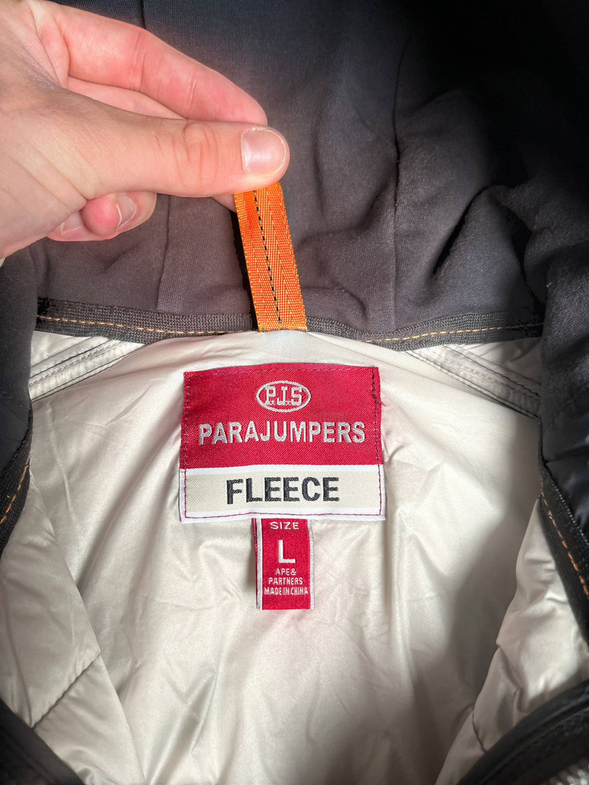 Étiquette intérieure de veste Parajumpers Fleece vinqo.store taille L avec sangle orange distinctive