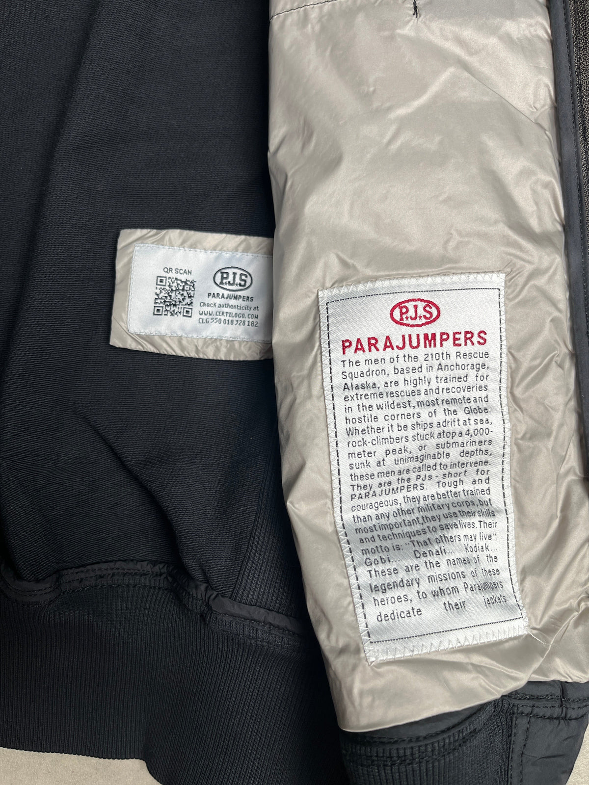 Étiquette intérieure de veste Parajumpers chez vinqo.store avec logo PJS, code QR d'authenticité et texte descriptif