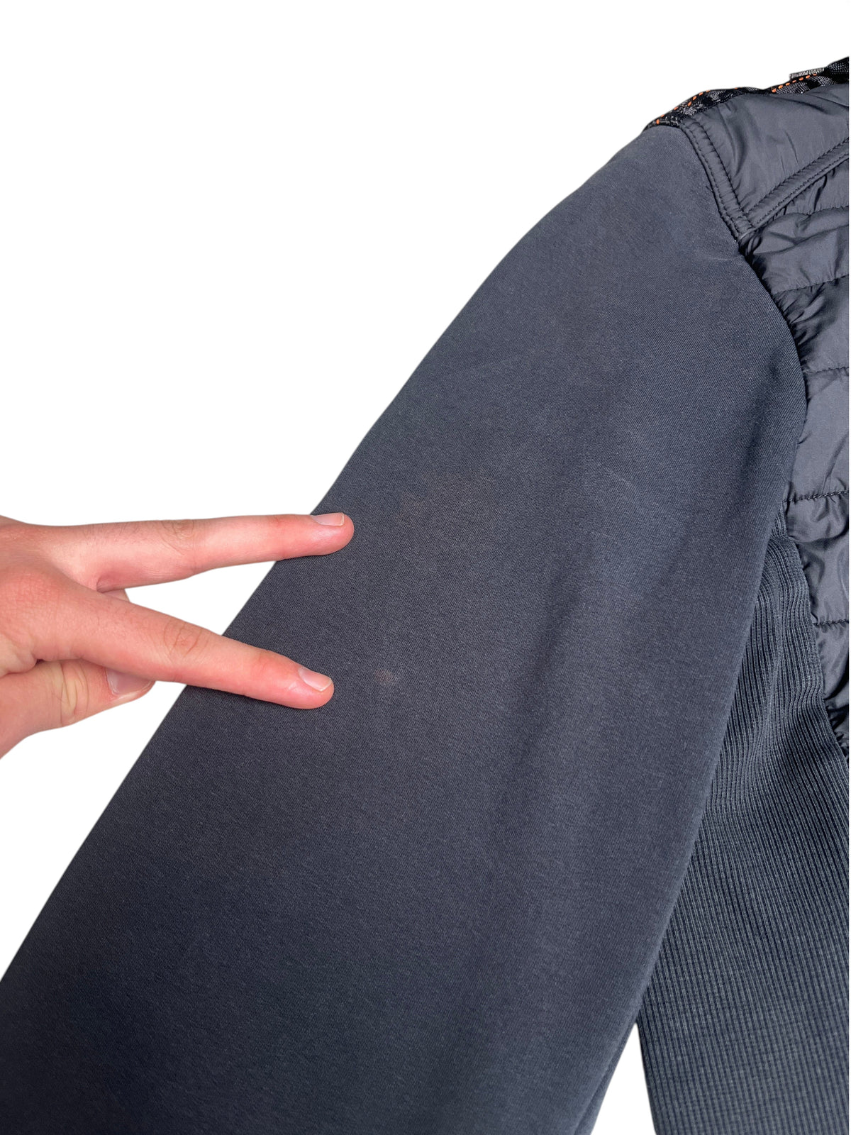 Détail de la manche d'une veste vinqo.store Parajumpers en polaire grise montrant une légère décoloration