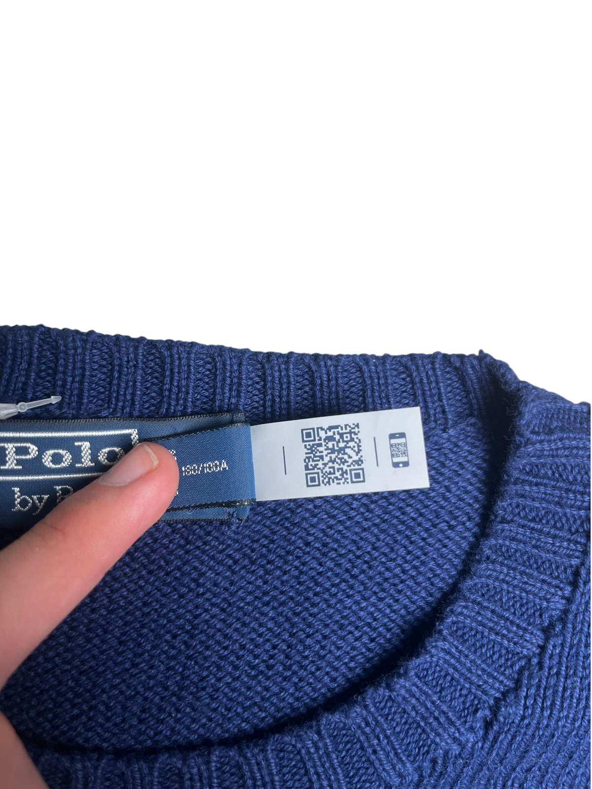 Étiquette intérieure bleue avec QR code d'un pull vinqo.store Ralph Lauren en maille tricotée