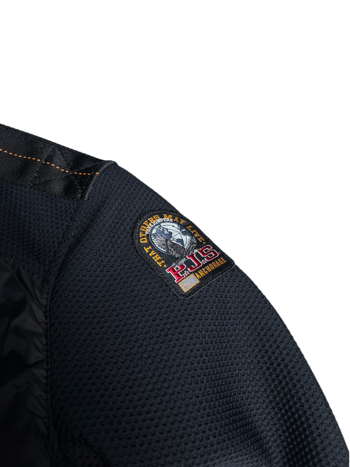 Logo brodé Parajumpers sur une veste noire texturée de la boutique vinqo.store