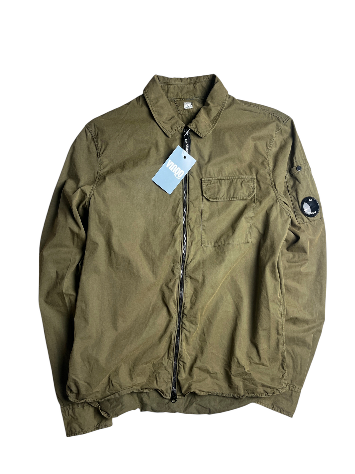Overshirt kaki C.P. Company avec poche poitrine et emblème sur la manche, proposée par vinqo.store