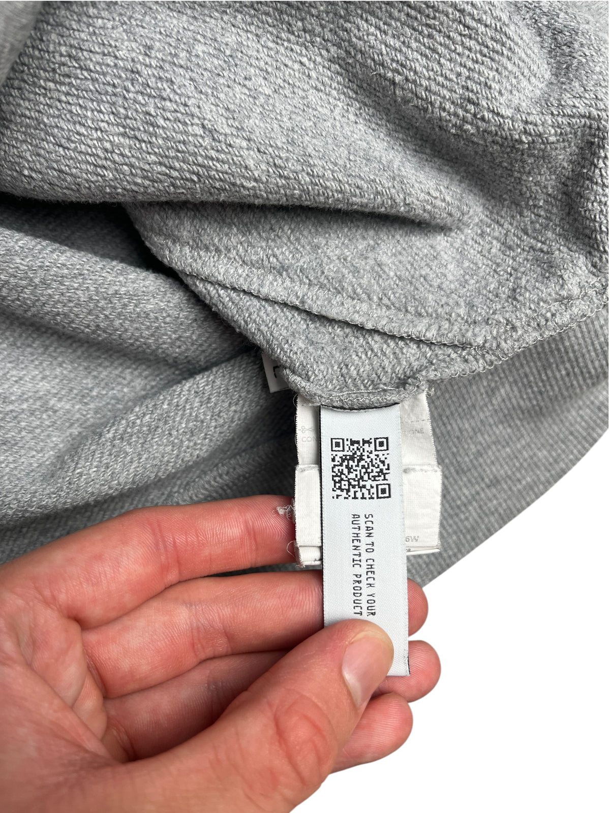 Étiquette d'authenticité avec code QR sur une veste grise en coton de la marque vinqo.store
