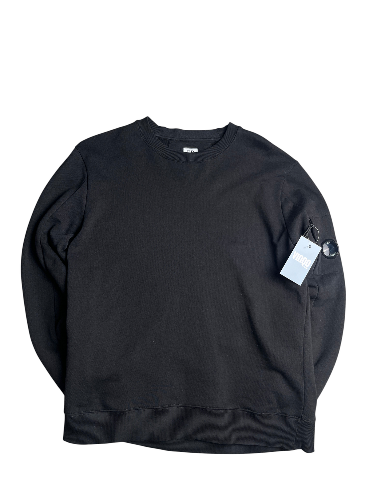 Sweat-shirt noir C.P. Company taille XL avec poche sur la manche et logo emblématique, vendu par vinqo.store