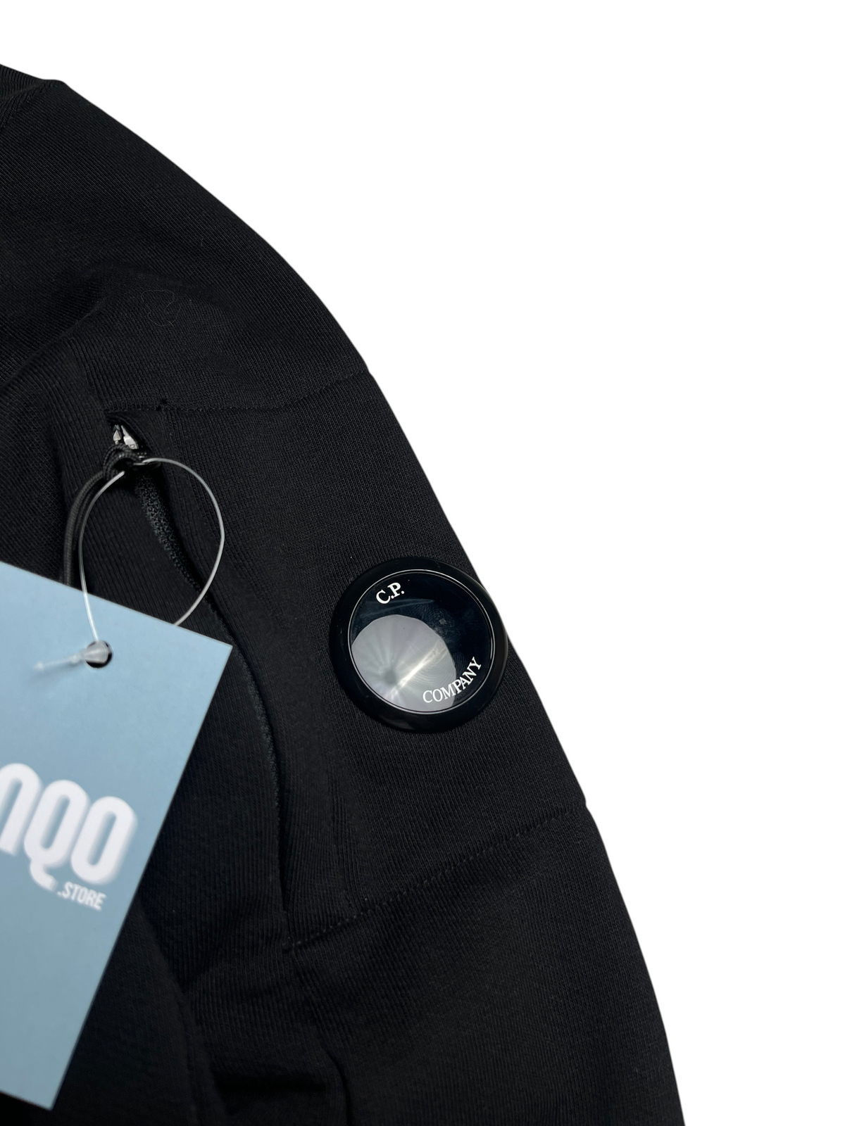 Sweat noir C.P. Company avec poche zippée et emblématique lentille de manche, disponible chez vinqo.store