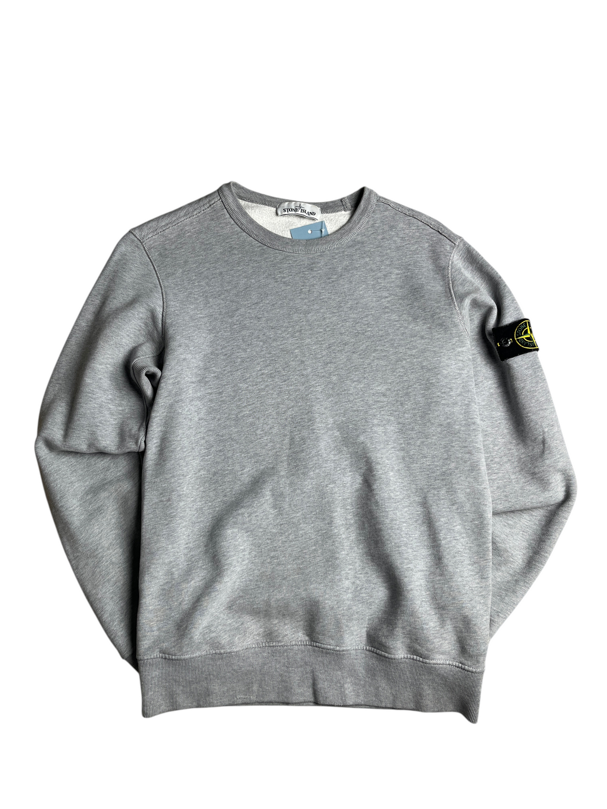 Sweat-shirt gris Stone Island vintage avec écusson logo sur la manche, disponible chez vinqo.store