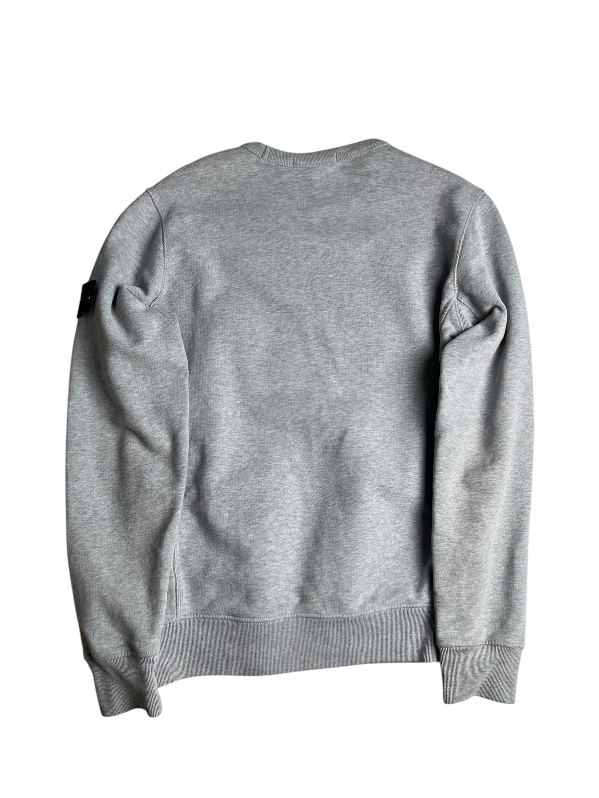 Sweat-shirt gris chiné Stone Island avec écusson sur la manche, vu de dos, proposé par vinqo.store