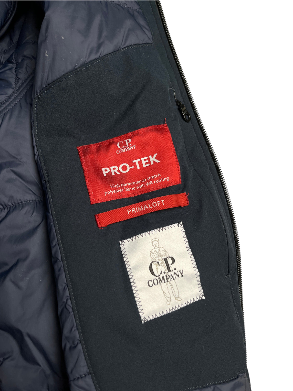 Détail intérieur d'une veste vinqo.store C.P. Company Pro-Tek bleu marine avec isolation Primaloft