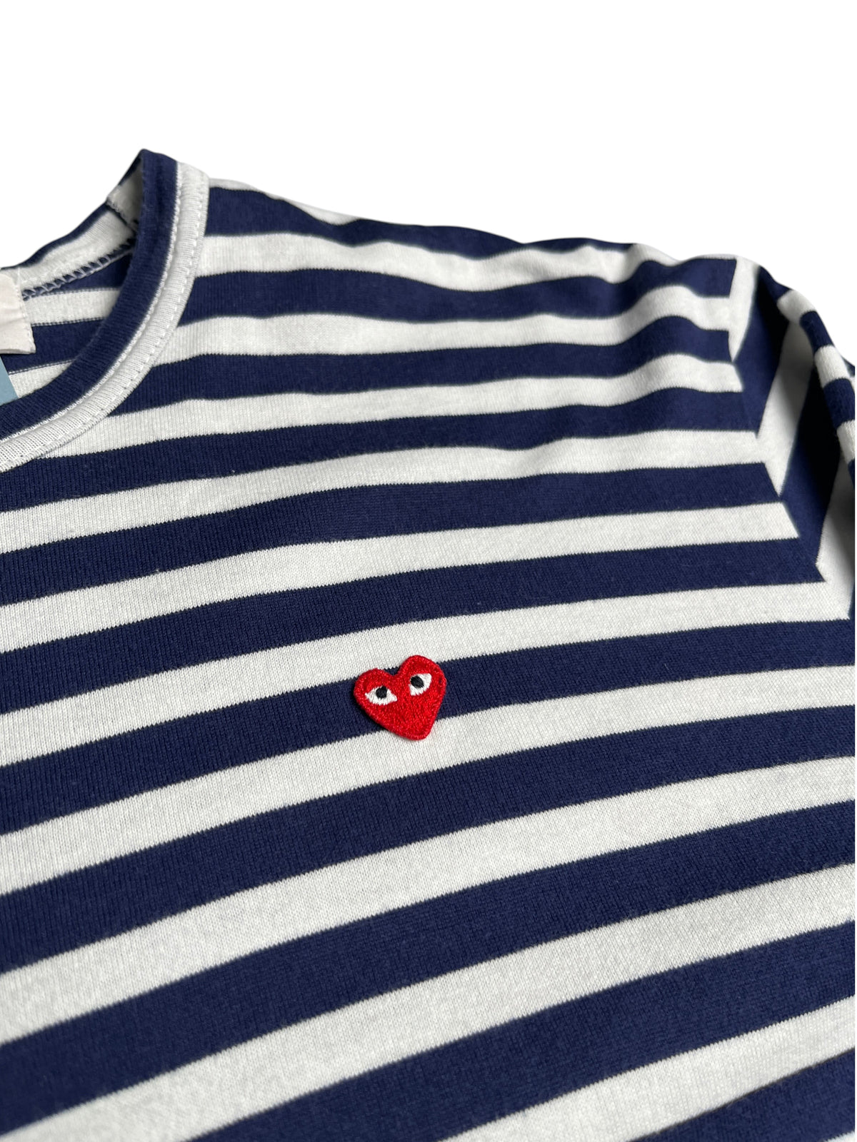 Marinière vinqo.store à rayures bleu marine et blanches avec logo cœur rouge brodé sur la poitrine