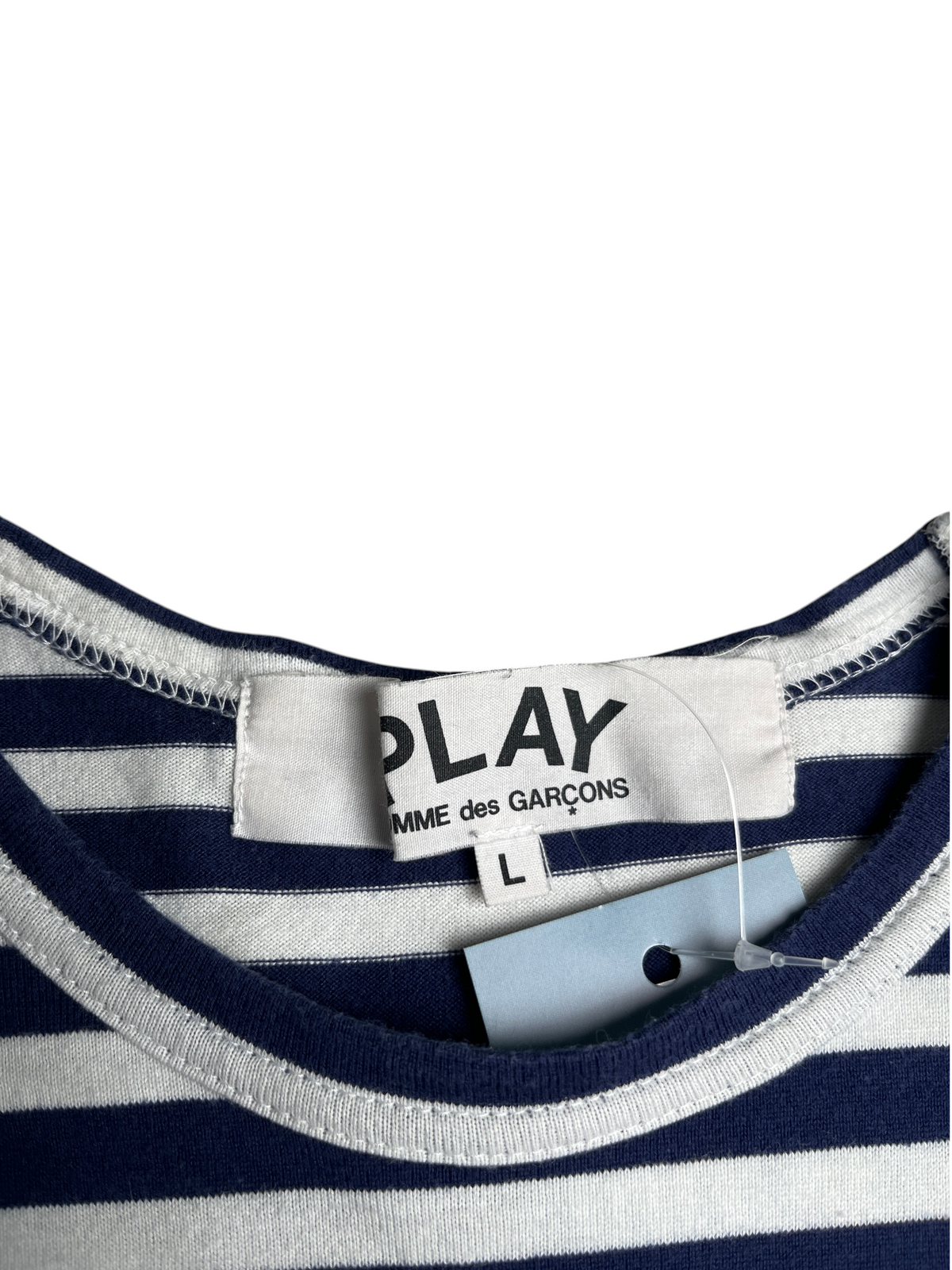 Gros plan sur l'étiquette de col d'une marinière vinqo.store Comme des Garçons Play rayée bleu et blanc taille L
