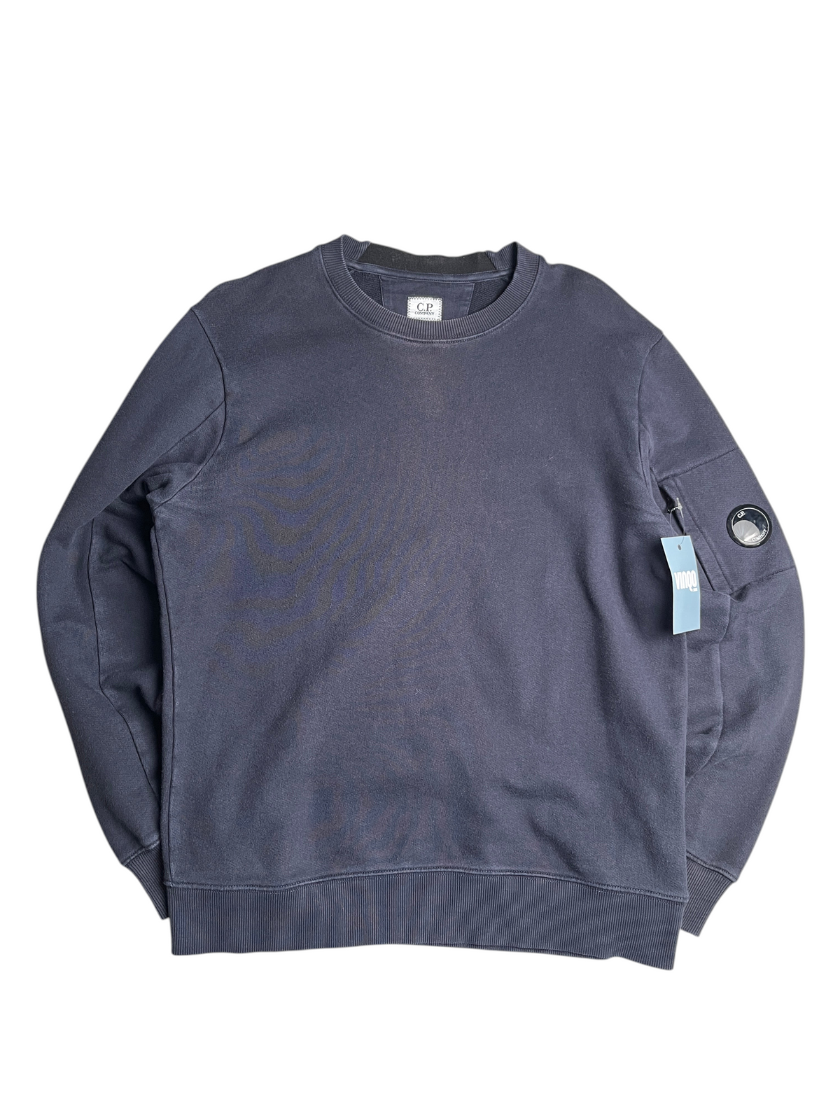 Sweat-shirt vintage bleu marine C.P. Company avec poche sur la manche et logo emblématique, vendu par vinqo.store