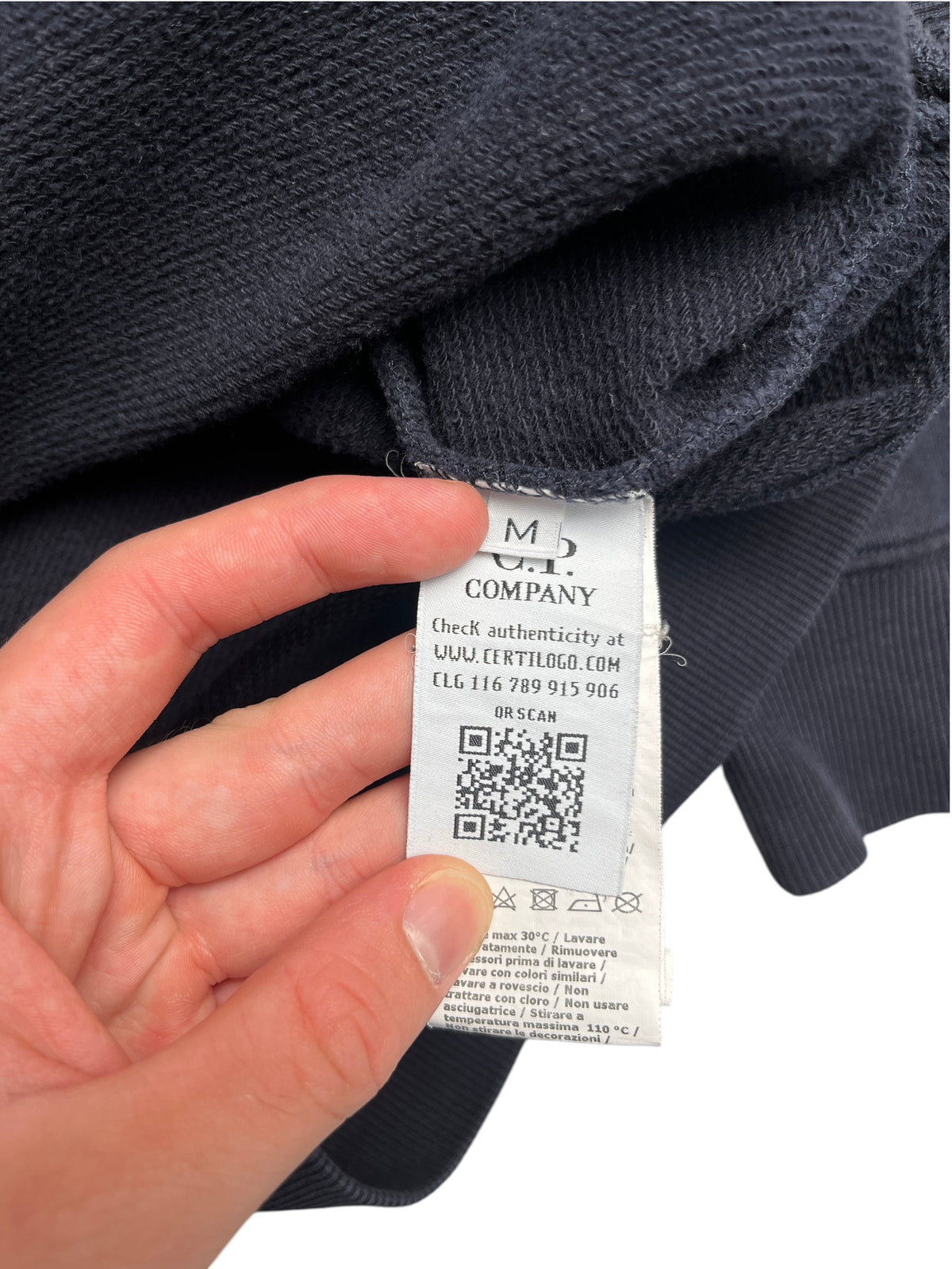 Étiquette intérieure d'authenticité avec code QR d'un sweat-shirt vinqo.store C.P. Company taille M