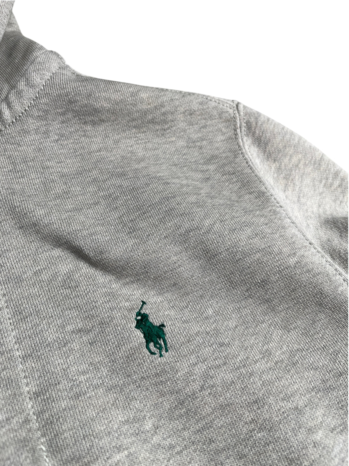 Gros plan sur un sweat à capuche gris chiné Ralph Lauren avec logo brodé vert de la boutique vinqo.store