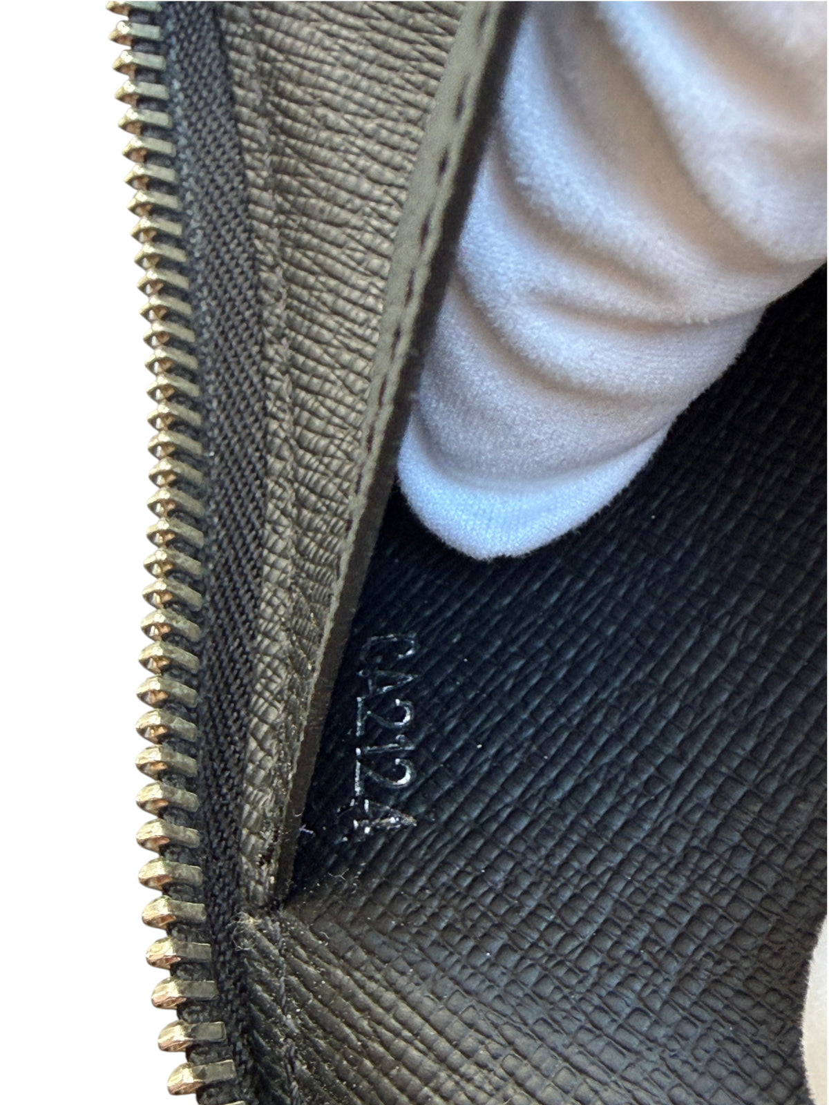 Détail du code de date à l'intérieur du portefeuille noir Louis Vuitton Zippy de vinqo.store