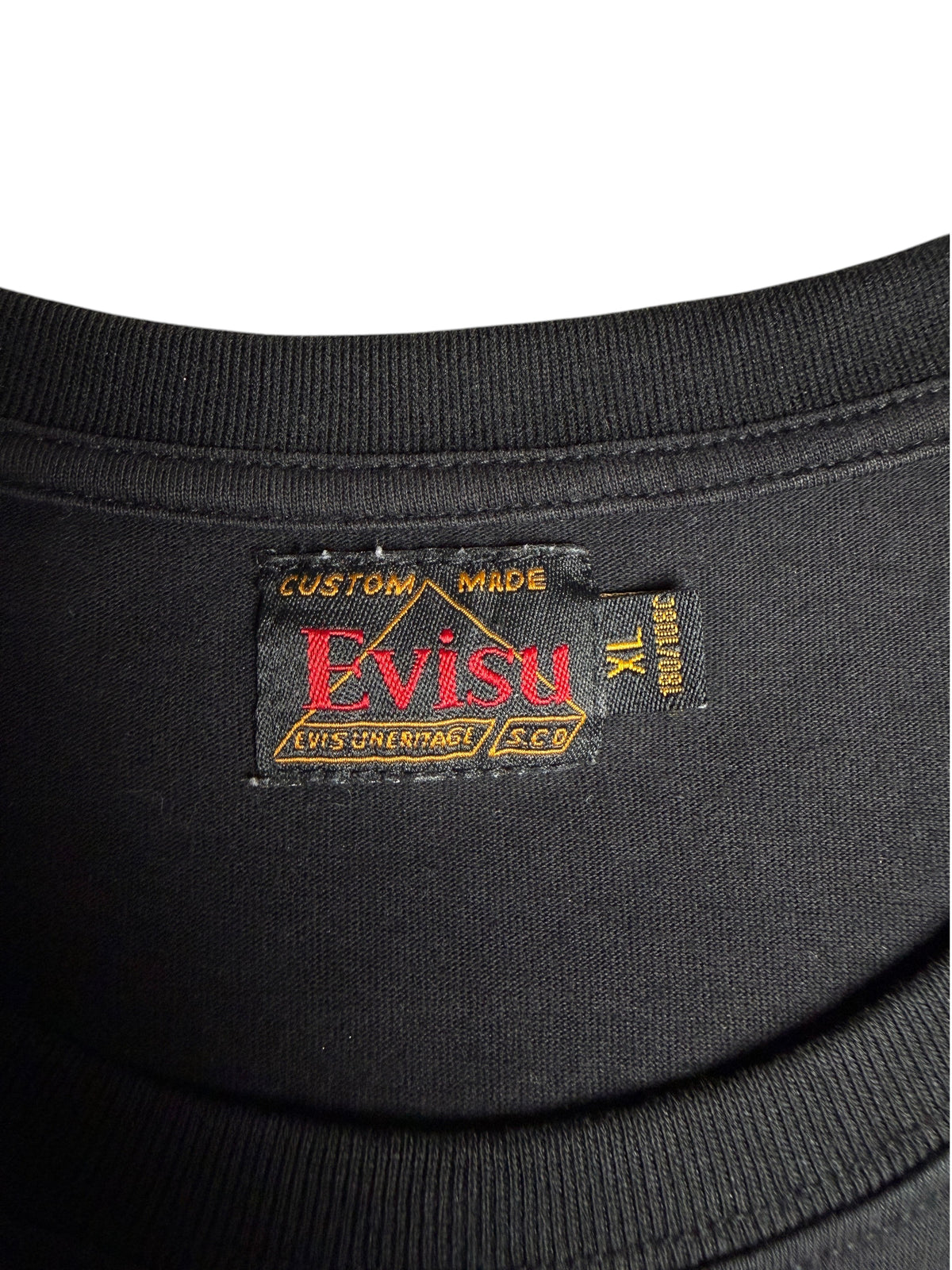 Étiquette de col noire vinqo.store pour t-shirt Evisu vintage taille XL avec logo rouge et détails dorés