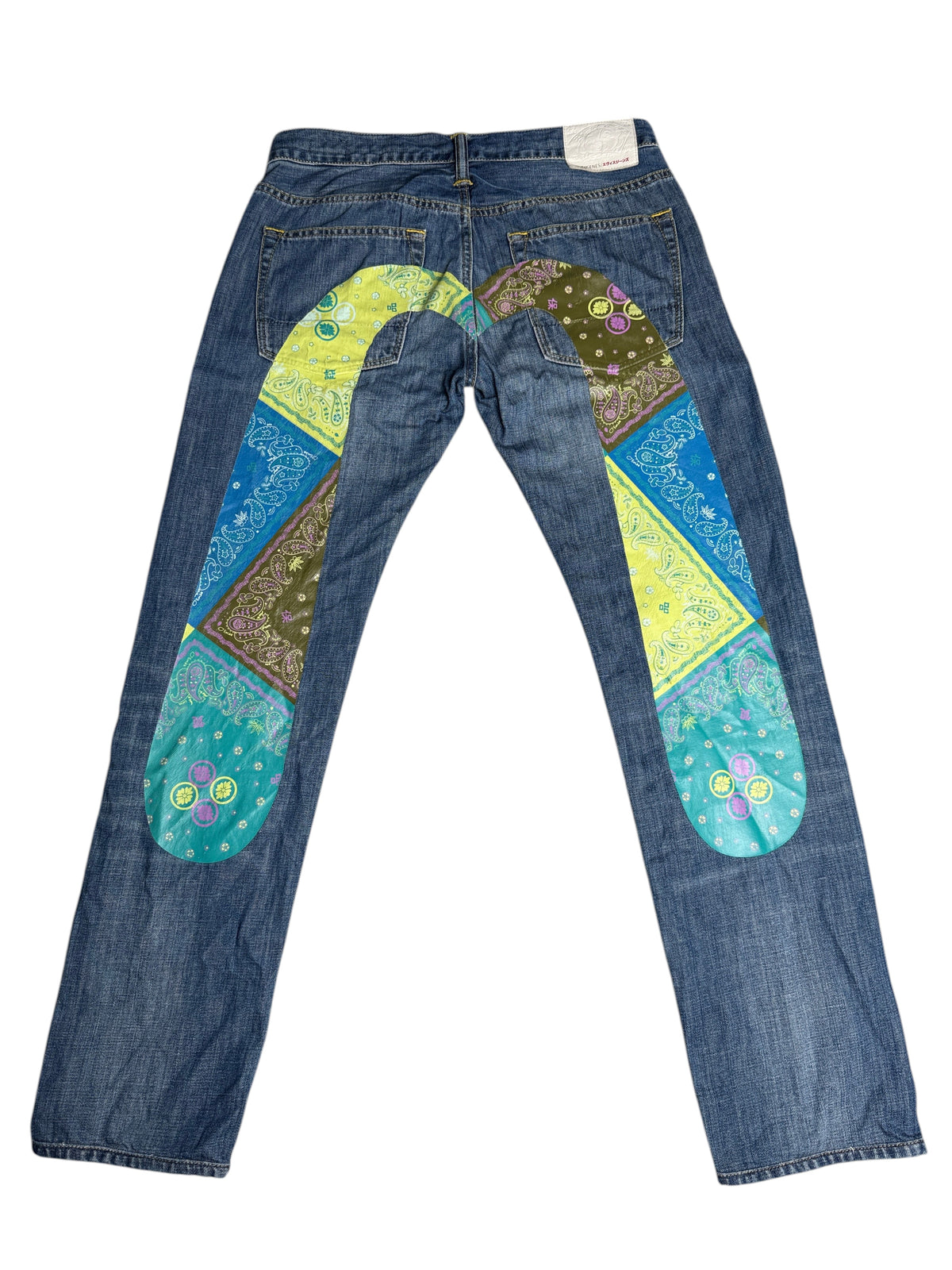Jean Evisu vintage bleu avec motifs bandana colorés en patchwork sur les poches arrière, proposé par vinqo.store