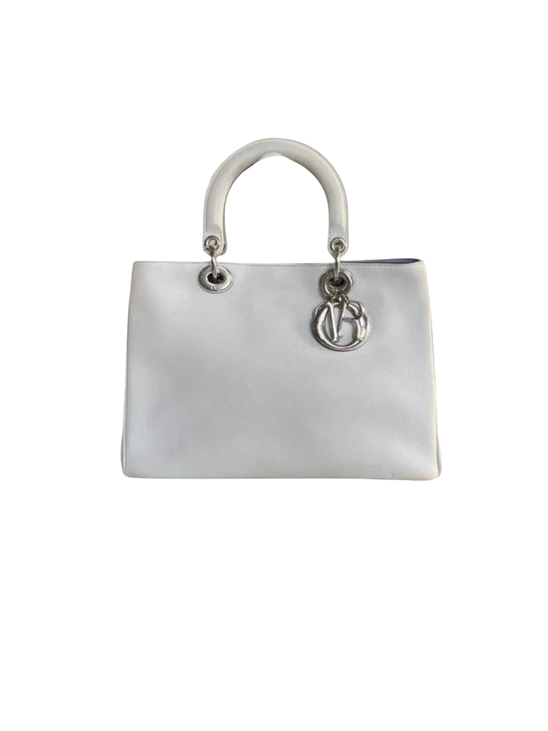 Sac à main Dior Diorissimo blanc en cuir avec anses rigides et breloques argentées, disponible chez vinqo.store