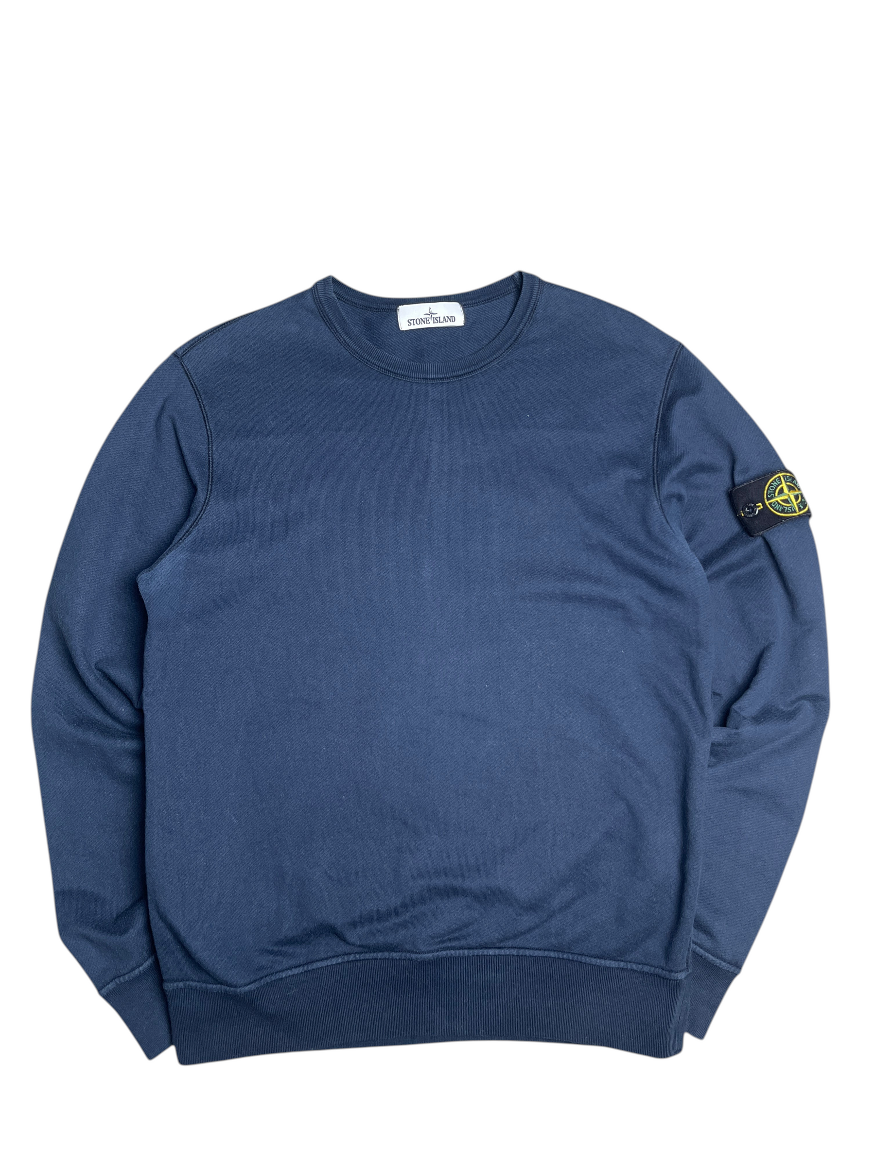 Sweat-shirt bleu marine Stone Island taille L avec écusson emblématique sur la manche, vendu par vinqo.store