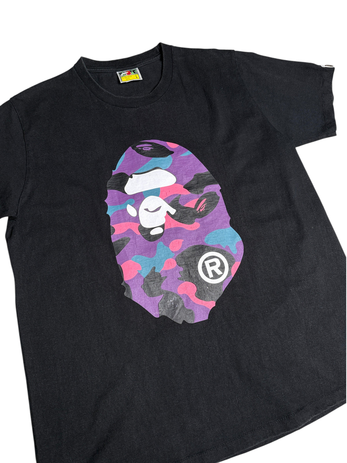 T-shirt noir vinqo.store avec logo Bape Ape Head imprimé en motif camouflage violet et bleu, taille L