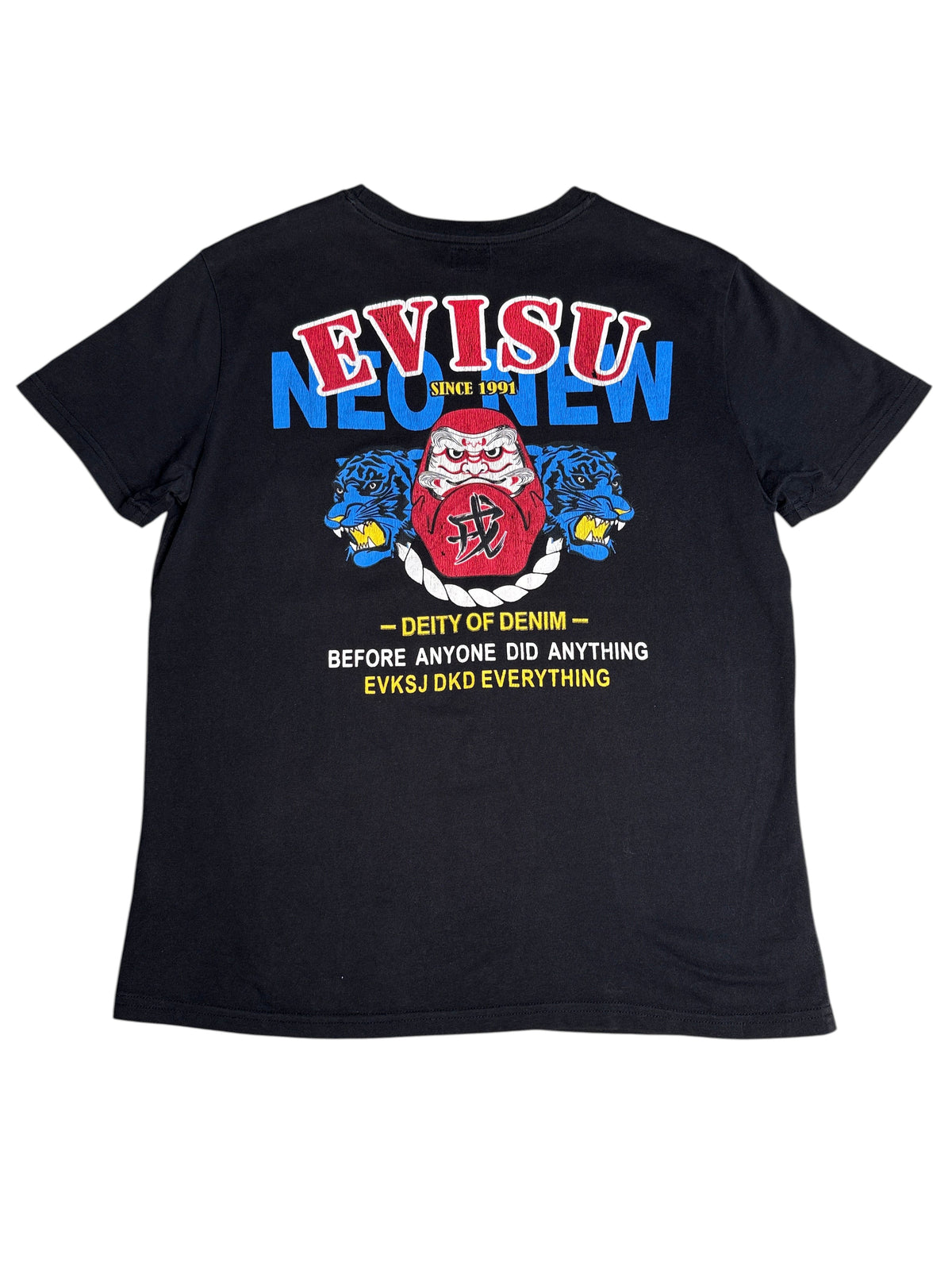 T-shirt noir vinqo.store avec imprimé graphique Evisu, motif Daruma et tigres bleus au dos, style streetwear vintage.