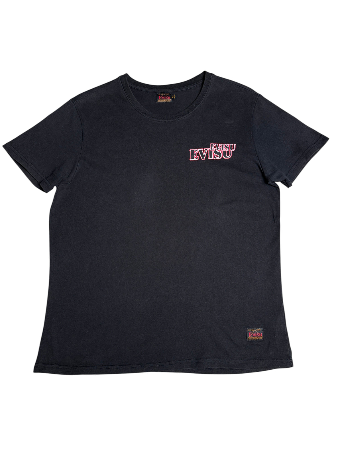 T-shirt noir vinqo.store avec logo Evisu rouge et blanc sur la poitrine et étiquette sur le bas